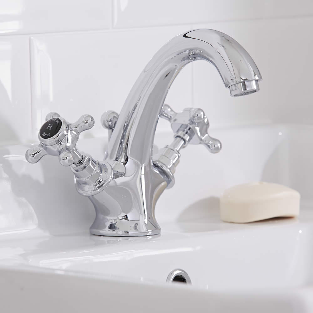 Mezclador de Lavabo Tradicional Monoforocon Manijas a Cruceta y Embellecedored de Color Negro - Topaz