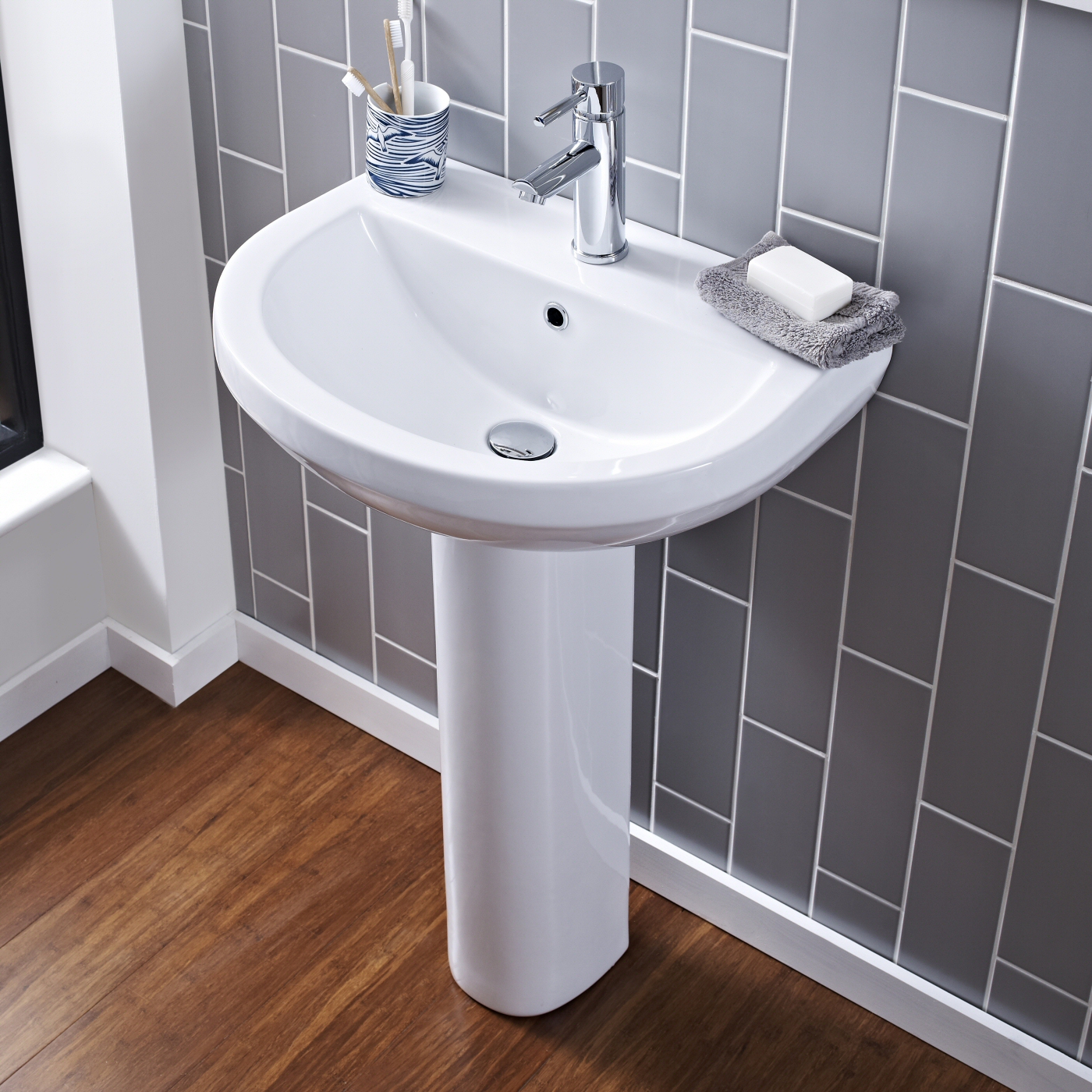 Lavabo y Pedestal en Cerámica en Estilo Moderno 550mm