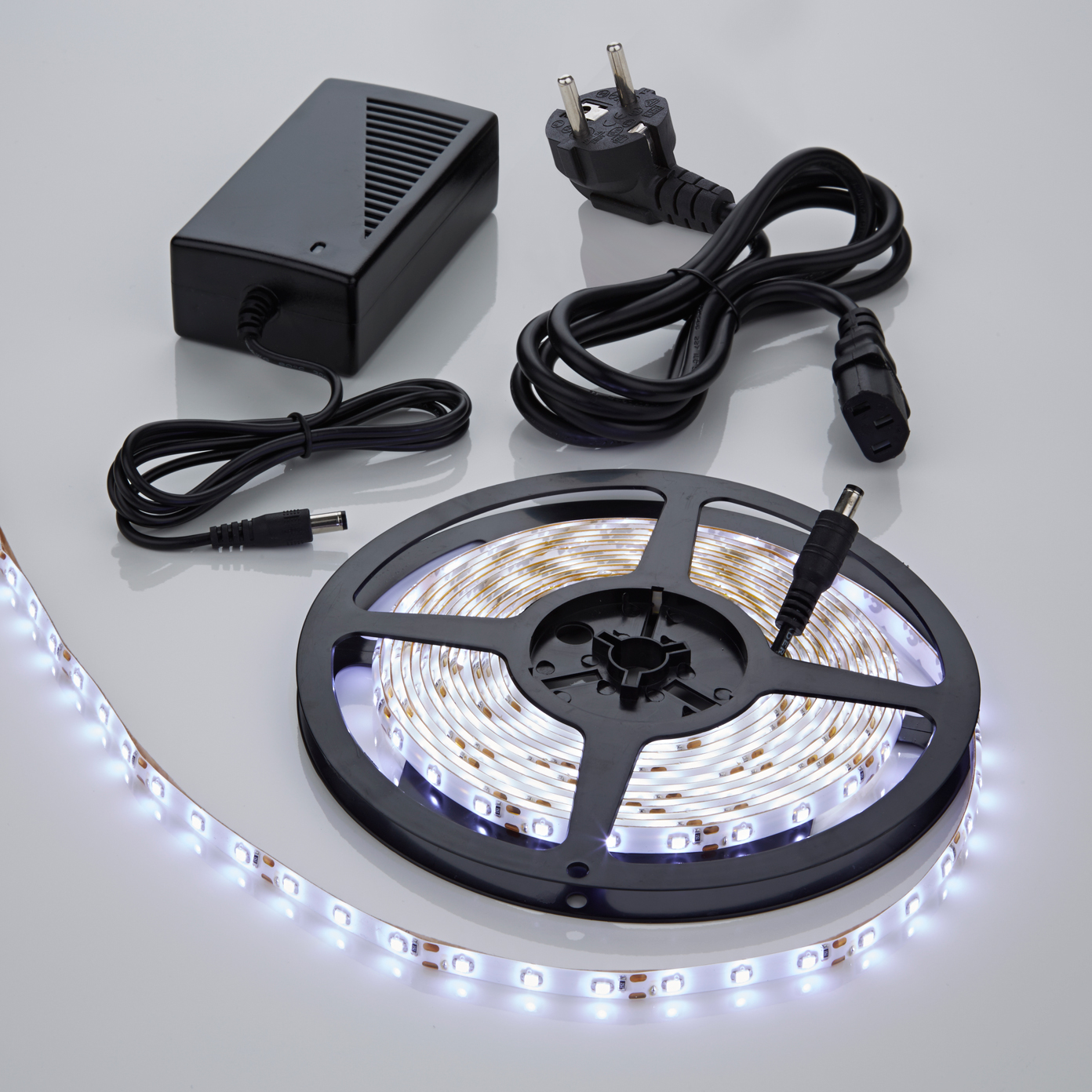 Tira de Luces LED de 5 Metros en Color Blanco Frío con Alimentación Eléctrica