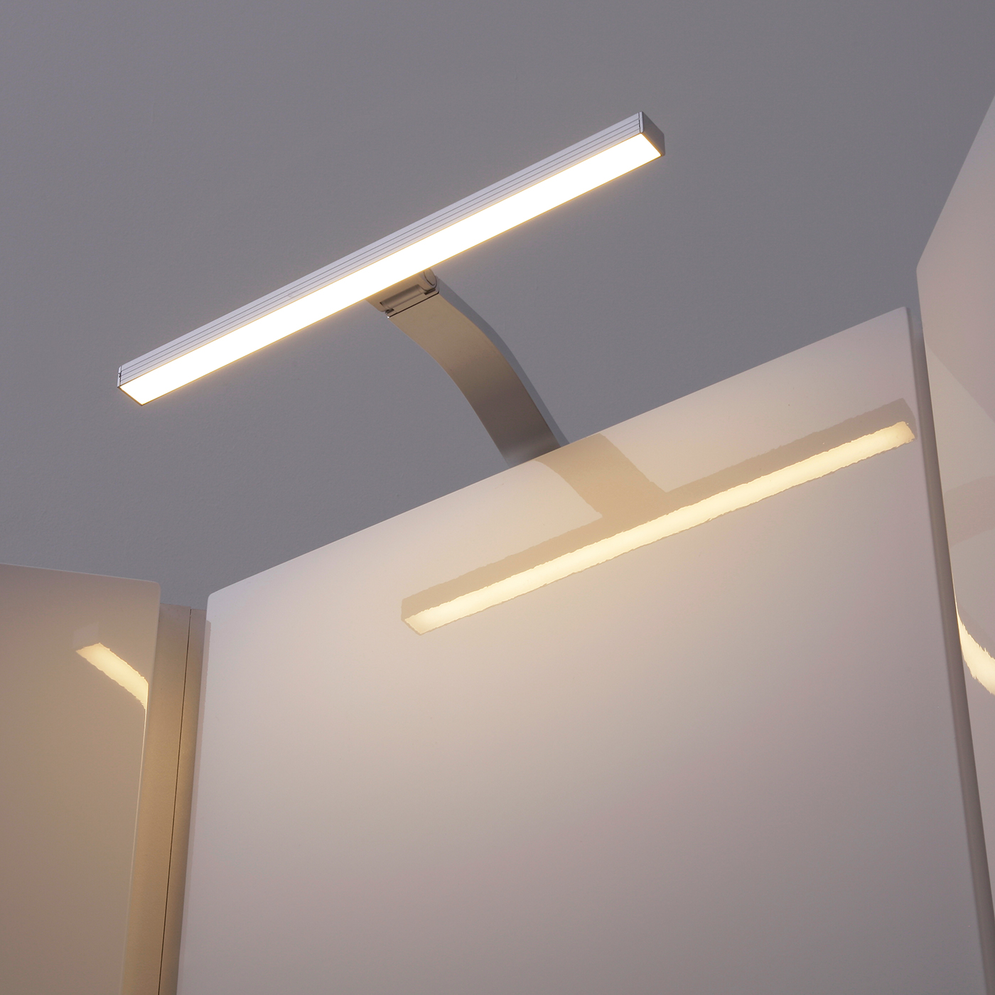 Iluminación LED 3,5 W sobre Armario con Conector de Alimentación