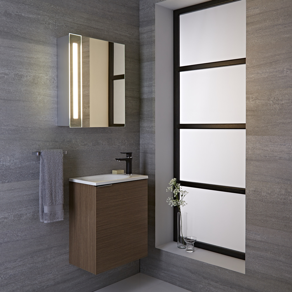 Armario con Espejo LED, Sensor y Enchufe Integrado para Cuarto de Baño 600x400mm - Bala