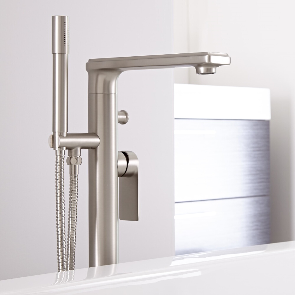 Mezclador de Bañera Autoportante Moderno de Color Níquel Cepillado – Aldwick