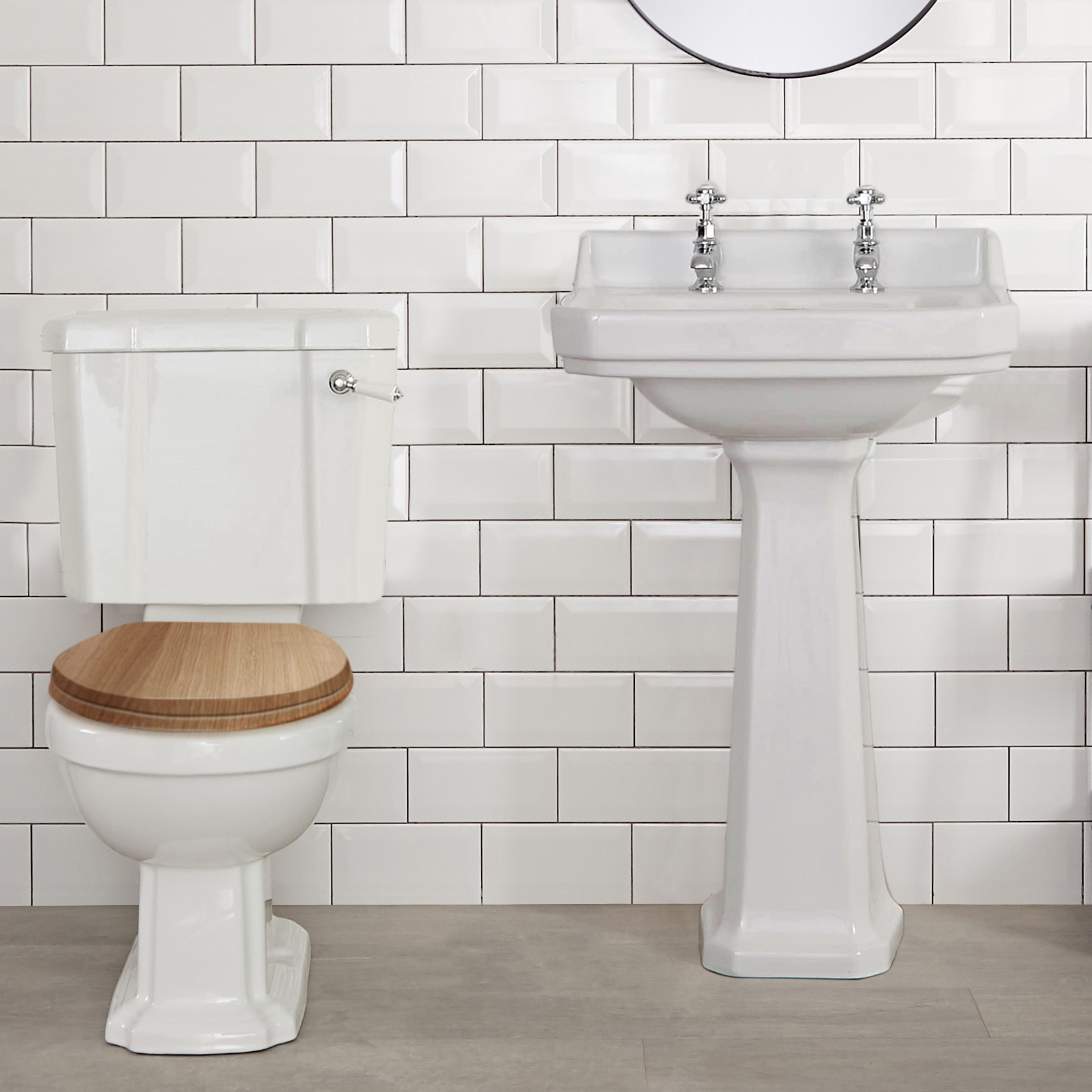 Inodoro WC Tradicional de Cerámica Blanca con Cisterna de Salida Horizontal y Tapa de Color Madera Estilo Retro