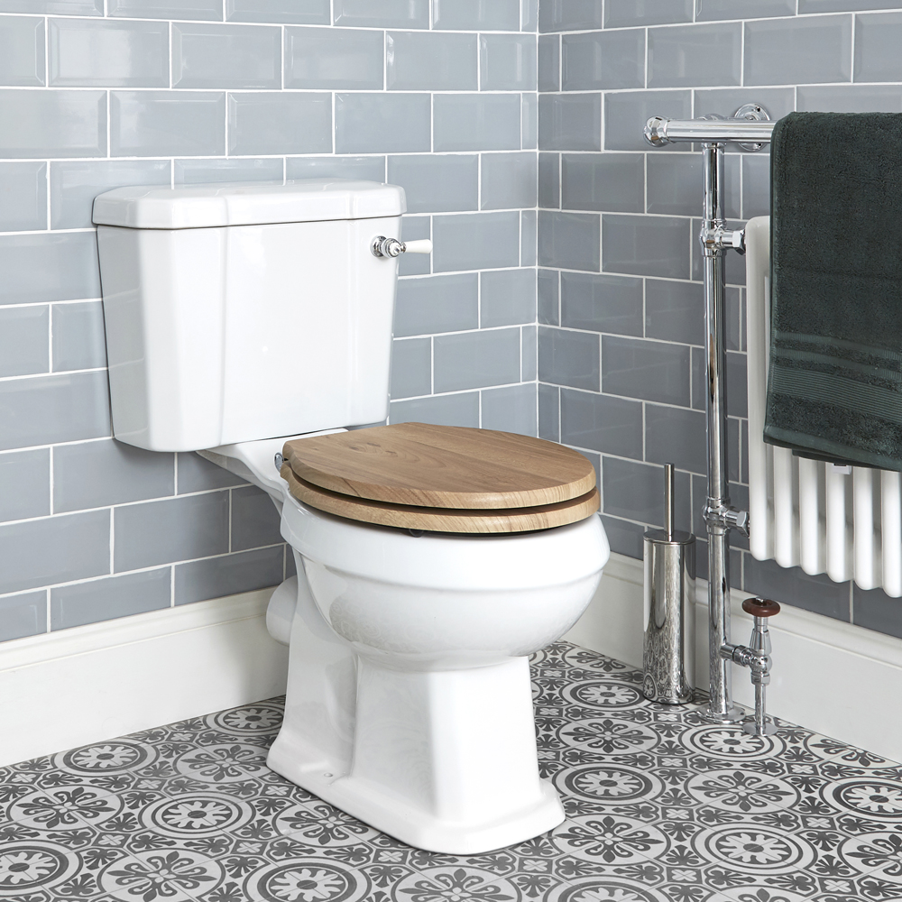 Inodoro WC Tradicional de Cerámica Blanca con Cisterna de Salida Horizontal y Tapa de Color Madera Estilo Retro - Richmond