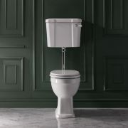 Conjunto con WC Tradicional Elevado con Inodoro con Cisterna Baja y Tapa Blanca - Kit de Descarga Disponible en Distintos Acabados - Richmond