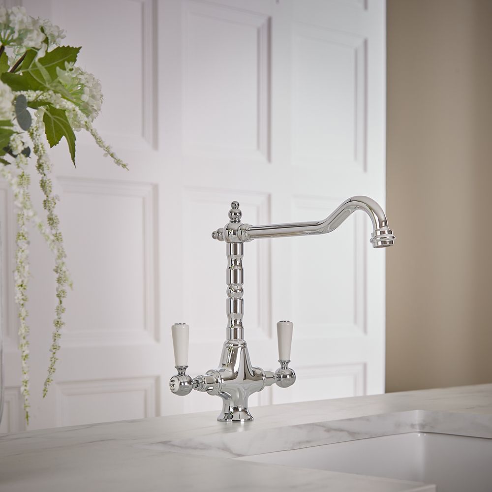 Grifo Mezclador para Fregadero de Cocina en Estilo Clasico Cromado y Blanco Elizabeth