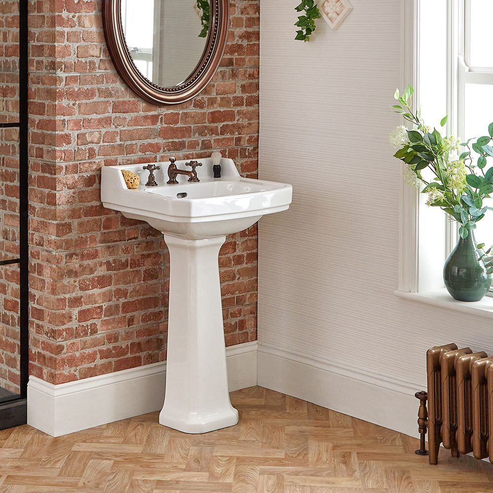 Lavabo Tradicional en Ceramica de 560mm con Pedestal y 3 Agujeros Para Griferia Richmond