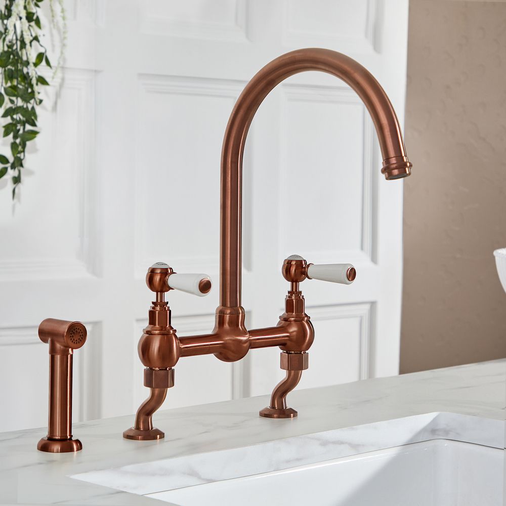 Grifo Mezclador para Fregadero de Cocina en Estilo Tradicional de Puente con Entradas Ajustables con Rociador