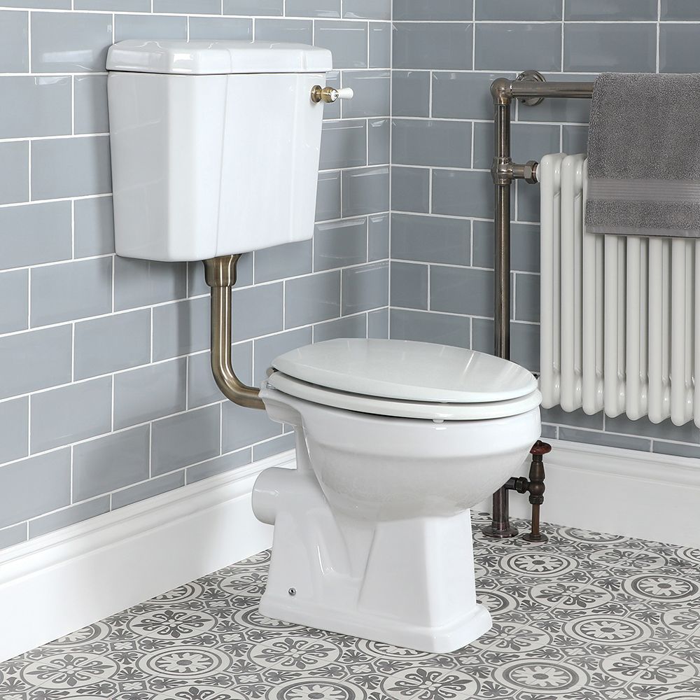 Conjunto con WC Tradicional con Inodoro Completo con Cisterna Alta y Tapa  Blanca - Kit de Descarga Disponible en Distintos Acabados - Richmond