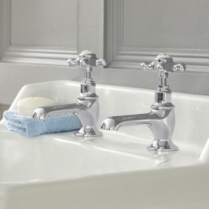 Hudson Reed Elizabeth - Par de Grifos Tradicionales Individuales para Lavabo con Manijas en Cruceta - Blanco y Cromado 
