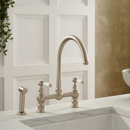 Grifo Mezclador de Cocina - Tradicional con Diseño en Puente con Rociador Extraíble - Disponible en Distintos Acabados - Elizabeth