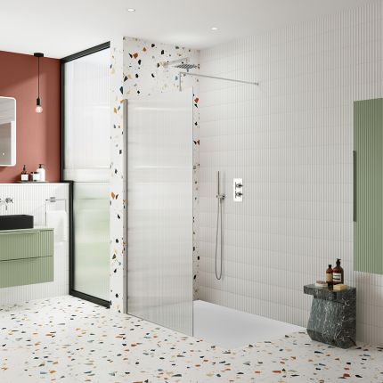 Mampara de Ducha de Obra Cromada con Vidrio Acanalado con Plato de Ducha - Disponible en Distintas Medidas y con Opción de Panel Antisalpicaduras
