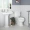 Conjunto de Baño Clásico Completo con Inodoro WC con Cisterna, Lavabo de 2 Agujeros  y Pedestal de Cerámica Blanca con Tapa de WC - Oxford
