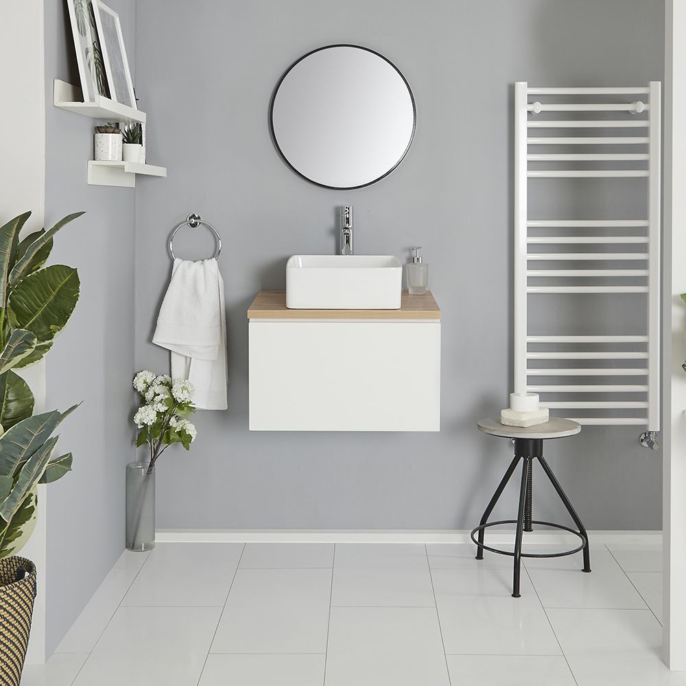Mueble Base Mural de 600mm Color Blanco Opaco con Lavabo de Sobre Encimera, Encimera de Color Roble y Opción LED - Newington