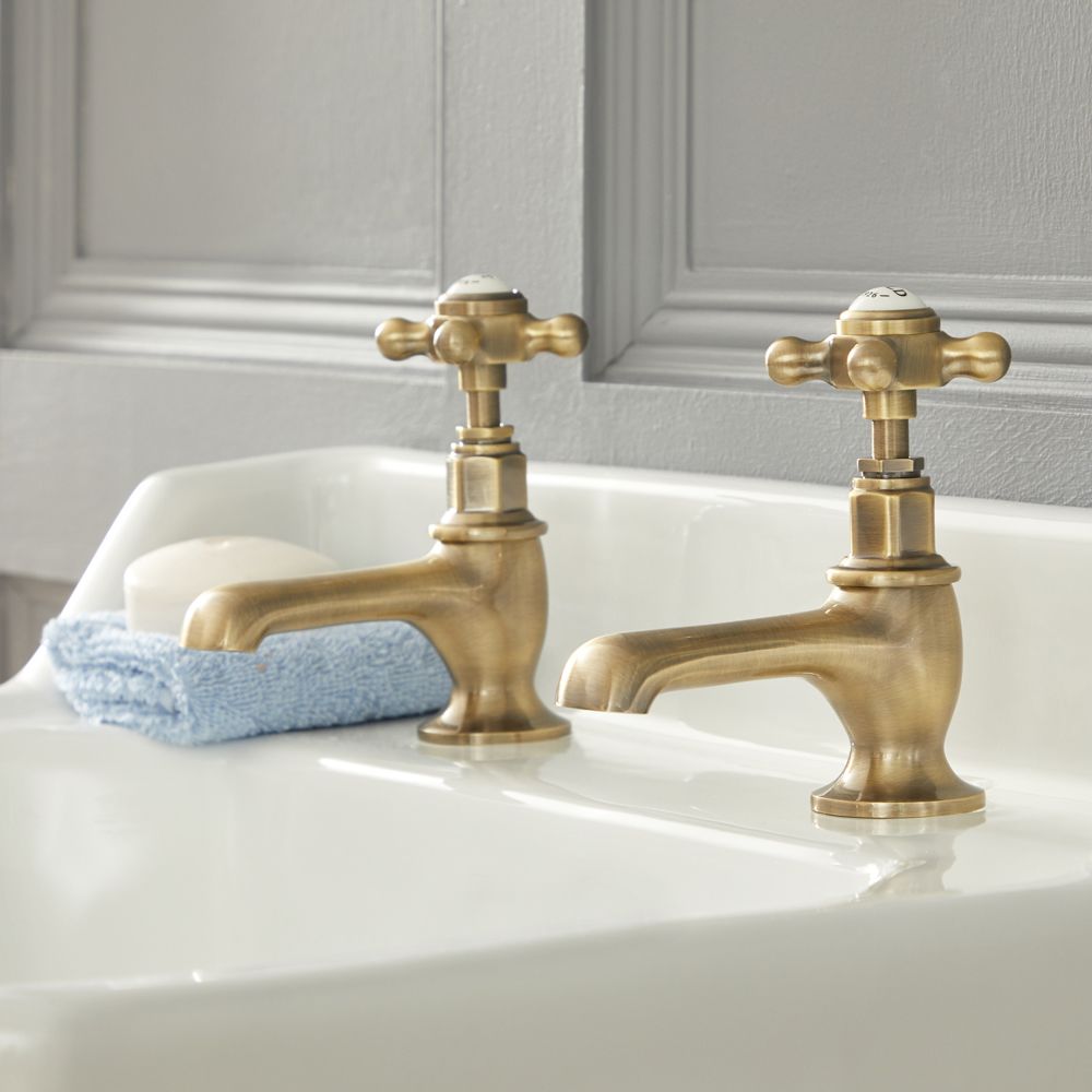 Par de Grifos para Lavabo Estilo Tradicional Color Oro Cepillado con Manijas a Cruceta - Elizabeth