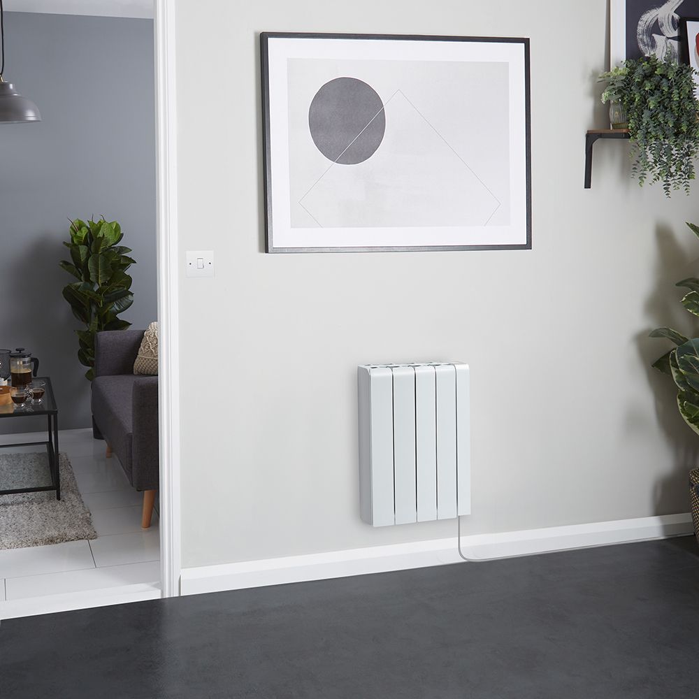 Radiador de Inercia Blanco con Placa Cerámica Interna Inteligente de 1000W con Enchufe  - 570mm x 444mm - Kera - Fabricado por Ecoso de Hudson Reed
