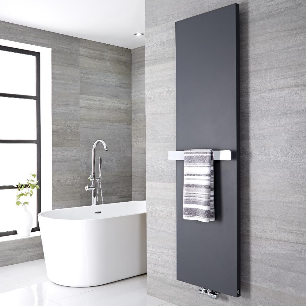 Radiador de Diseño Vertical con Barra Portatoallas de 520mm -  Acero - Conexión Central - Antracita - 1800mm x 600mm x 40mm - 1107 Vatios - Rubi