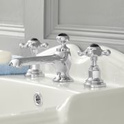 Grifo Mezclador para Lavabo de 3 Agujeros Estilo Tradicional Color Cromado y Negro Manijas en Cruceta - Elizabeth