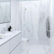 Mampara de Ducha de Obra para Recoveco Completa con Perfilería de Color Blanco Opaco y Plato de Ducha Efecto Piedra - RAK Feeling x Hudson Reed