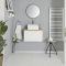 Mueble Base Mural de 600mm Color Blanco Opaco con Lavabo de Sobre Encimera, Encimera de Color Roble y Opción LED - Newington