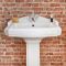 Conjunto de Baño Clásico con Inodoro WC, Cisterna, Lavabo Monoforo y Pedestal de Cerámica Blanca con Tapa de WC - Regent