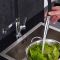 Grifo Mezclador de Cocina de Latón Cromado con Erogador de Color Negro