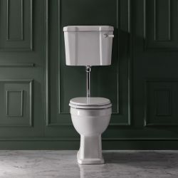 Conjunto con WC Tradicional Elevado con Inodoro con Cisterna Baja y Tapa Blanca - Kit de Descarga Disponible en Distintos Acabados - Richmond