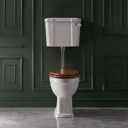 Conjunto con WC Tradicional Elevado con Inodoro con Cisterna Baja y Tapa de Color Roble Claro - Kit de Descarga Disponible en Distintos Acabados - Richmond