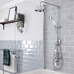 Hudson Reed Elizabeth - Columna de Ducha Tradicional con Barra Deslizante, Mezclador de Ducha Termostático Expuesto de 3 Funciones con Alcachofa, Alcachofa de Ducha, Telefonillo y Llenador de Bañera Mural - Cromado y Blanco