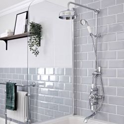 Hudson Reed Elizabeth - Columna de Ducha Tradicional con Barra Deslizante, Mezclador de Ducha Termostático Expuesto de 3 Funciones con Alcachofa, Telefonillo y Llenador de Bañera - Cromado y Blanco