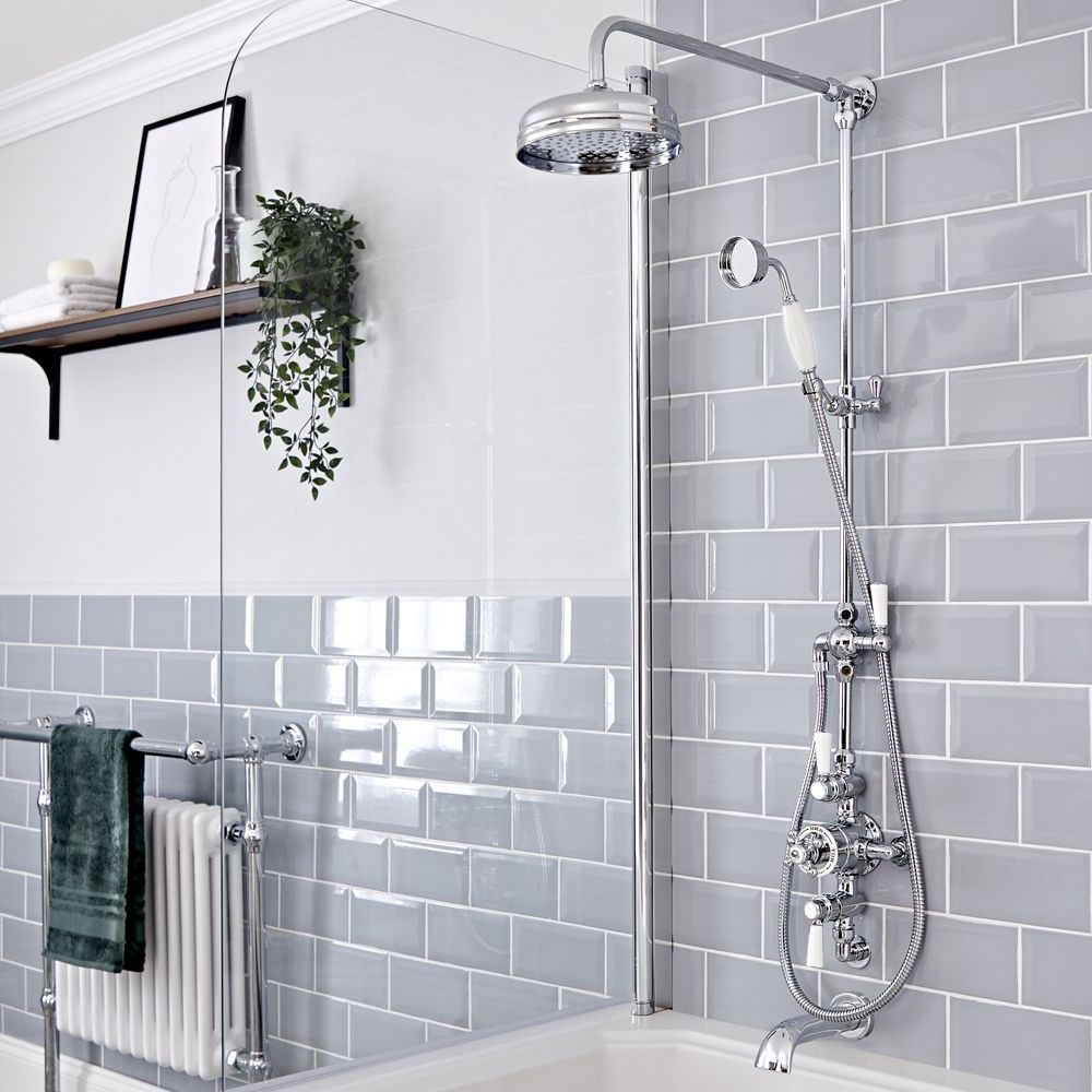 Hudson Reed Elizabeth - Columna de Ducha Tradicional con Barra Deslizante, Mezclador de Ducha Termostático Expuesto de 3 Funciones con Alcachofa, Alcachofa de Ducha, Telefonillo y Llenador de Bañera Mural - Cromado y Blanco