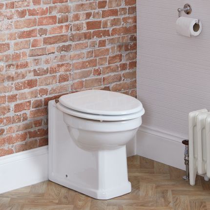 Conjunto con WC Tradicional Elevado con Inodoro Adosado Completo con Tapa Blanca - Disponible con Bisagras en Distintos Acabados - Richmond