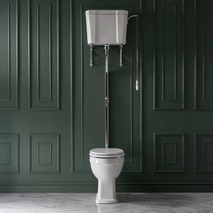 Conjunto con WC Tradicional Elevado con Inodoro con Cisterna Alta y Tapa Blanca - Kit de Descarga Disponible en Distintos Acabados - Richmond