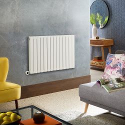 Radiador de Diseño Eléctrico Horizontal Blanco - Altura de 635mm - Disponible en Distintos Tamaños y Termostato Wi-Fi - con Opción de Enchufe o de Conexión a la Red Eléctrica - Delta Fabricado por ECOSO de Hudson Reed