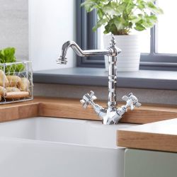 Grifo Mezclador de Cocina Tradicional Monoforo con Maijas a Cruceta com Embellecedores de Color Blanco