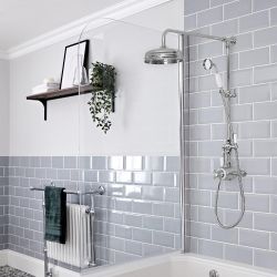 
Columna de Ducha Tradicional con Barra Deslizante, Mezclador de Ducha Termostático de 2 Funciones, Alcachofa de Ducha y ducha de mano con Acabado Cromado y Blanco - Elizabeth