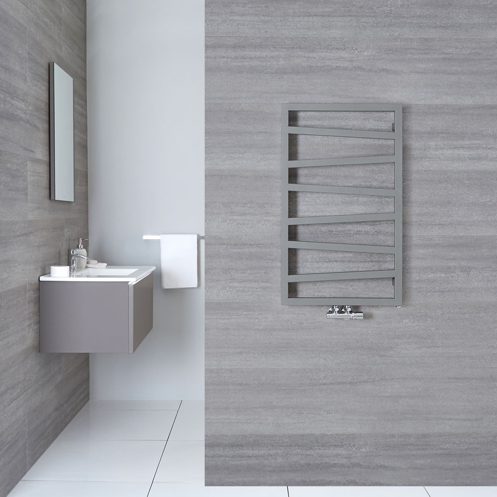 Radiador Toallero de Diseño Vertical Con Conexión Central - Plateado - 835mm x 500mm x 30mm - 405 Vatios - Torun
