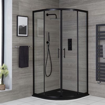 Baño con cabina de ducha con mampara con detalles en negro