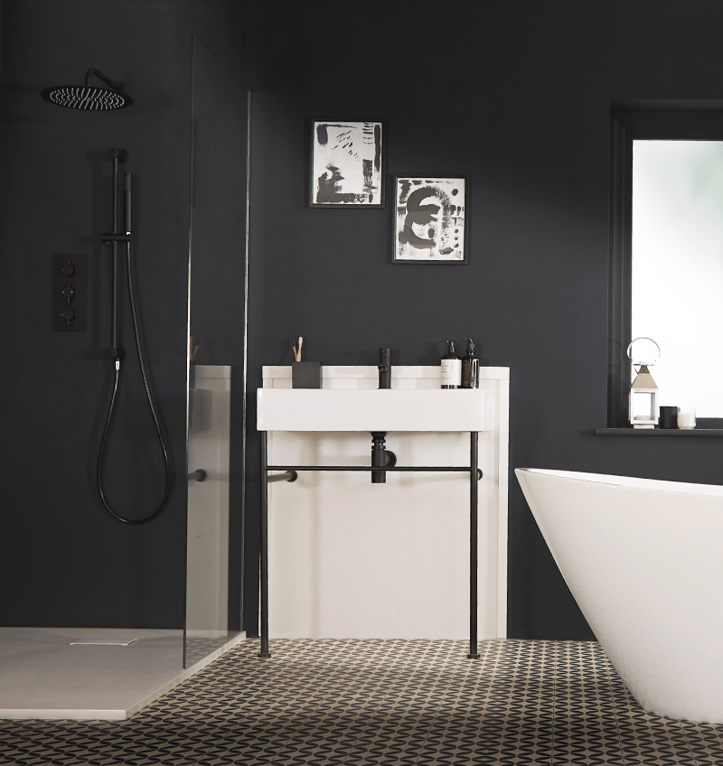 16 ideas de mamparas para un baño más moderno: negras, cromadas